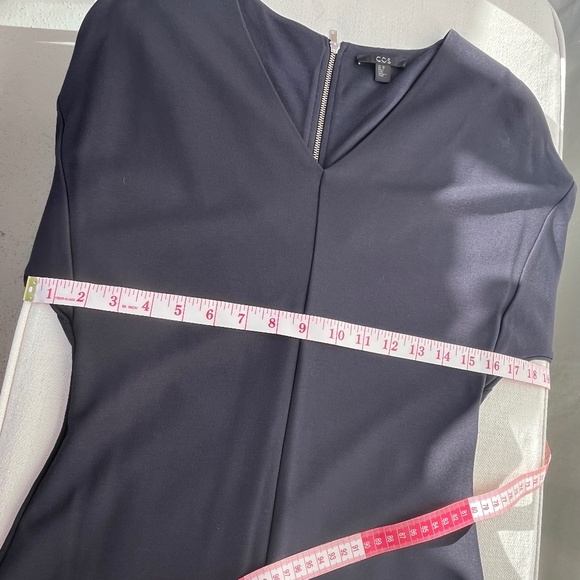 COS (XS) navy blue long-sleeve midi-dress with V-neck and zipper-back, like new. - Picture 8 of 16